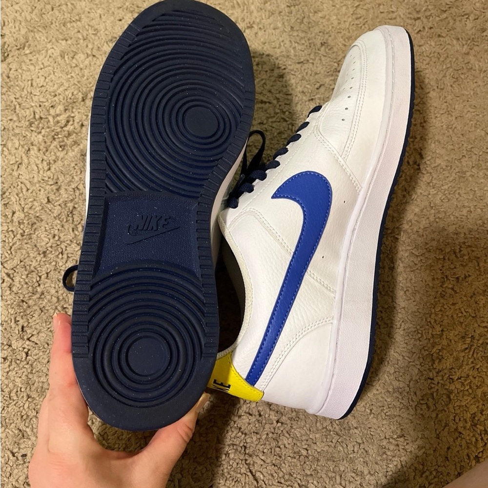 Mens Nike shoes - Picture 2 of 3